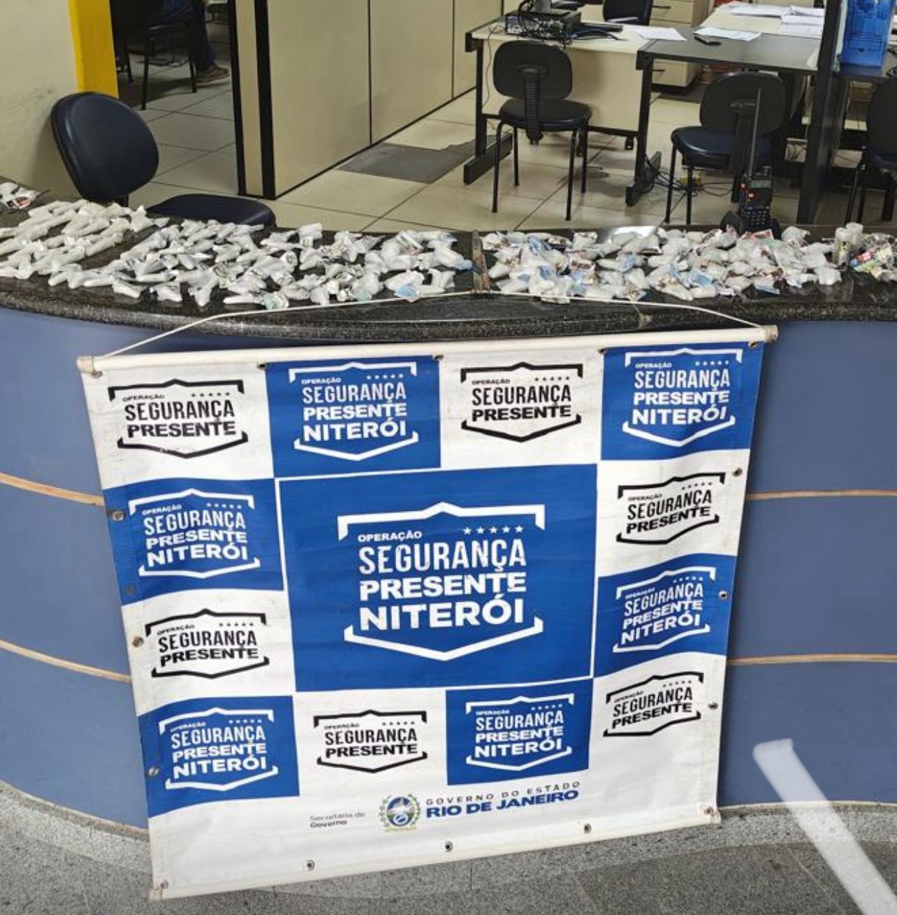 Homem com passagens por tráfico é preso com drogas e rádio transmissor em Piratininga