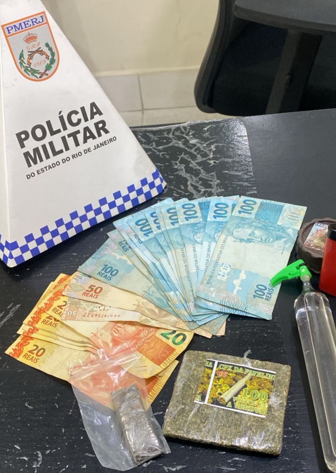 Polícia Rodoviária aborda dupla em motocicleta sem placa e apreende drogas em São Gonçalo