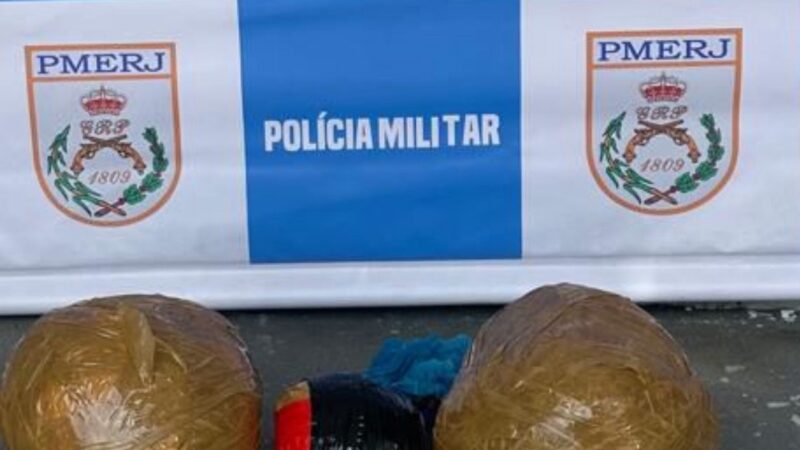Ação do comando de policiamento rodoviário apreende 12kg de pasta base de cocaína na via lagos