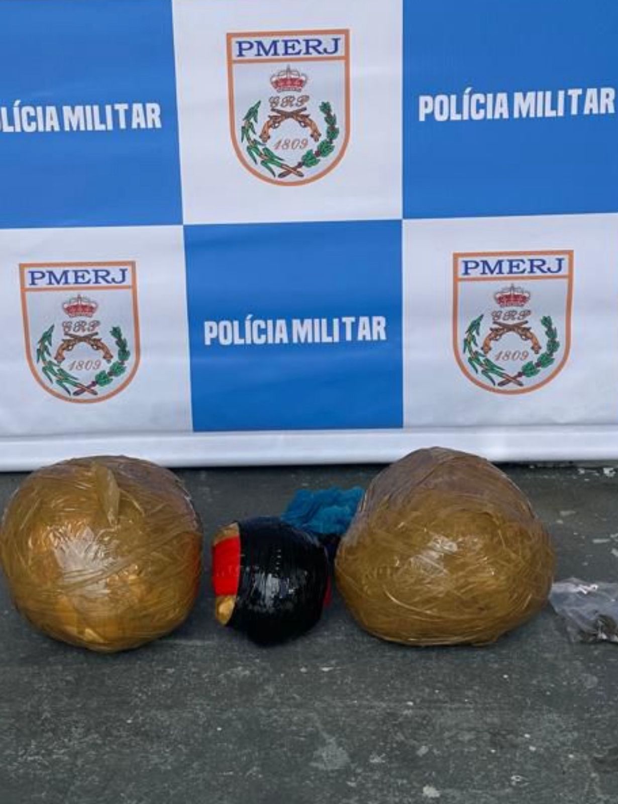Ação do comando de policiamento rodoviário apreende 12kg de pasta base de cocaína na via lagos