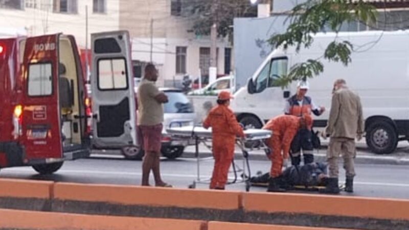 Acidente entre carro e moto deixa mulher ferida na Alameda São Boaventura, em Niterói