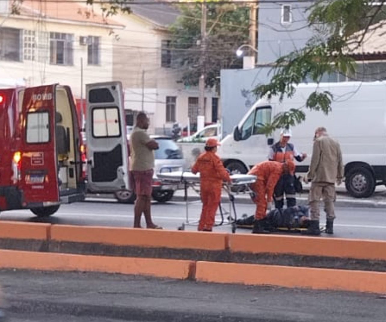 Acidente entre carro e moto deixa mulher ferida na Alameda São Boaventura, em Niterói