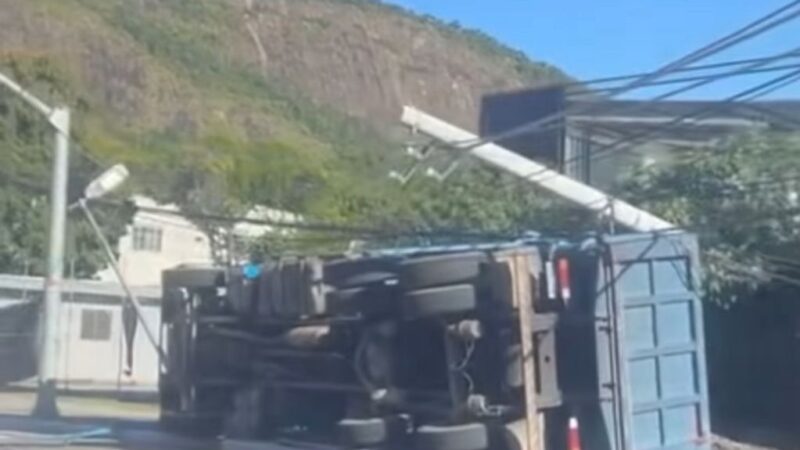 Caminhão tomba e causa engarrafamento na região oceânica de  Niterói