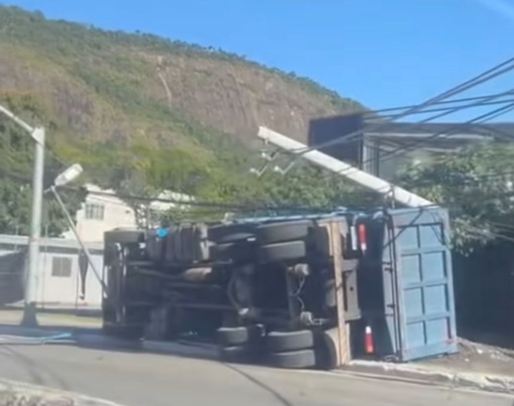 Caminhão tomba e causa engarrafamento na região oceânica de  Niterói