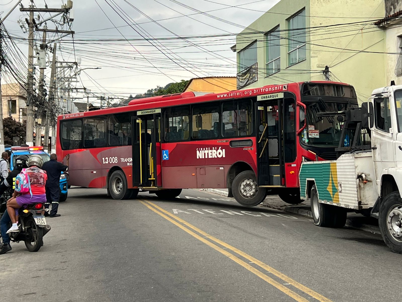Vias são liberadas após tiroteio e bloqueios na Nova Brasília, em Niterói