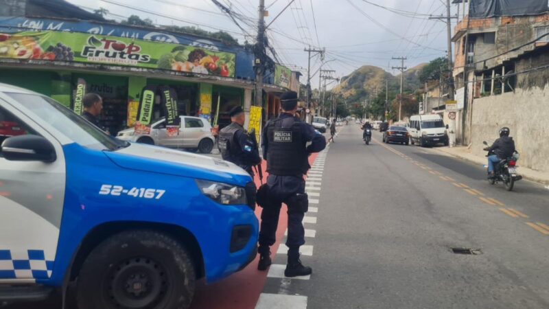 Três mulheres são presas após agredir policial militar durante operação na Nova Brasília, em Niterói