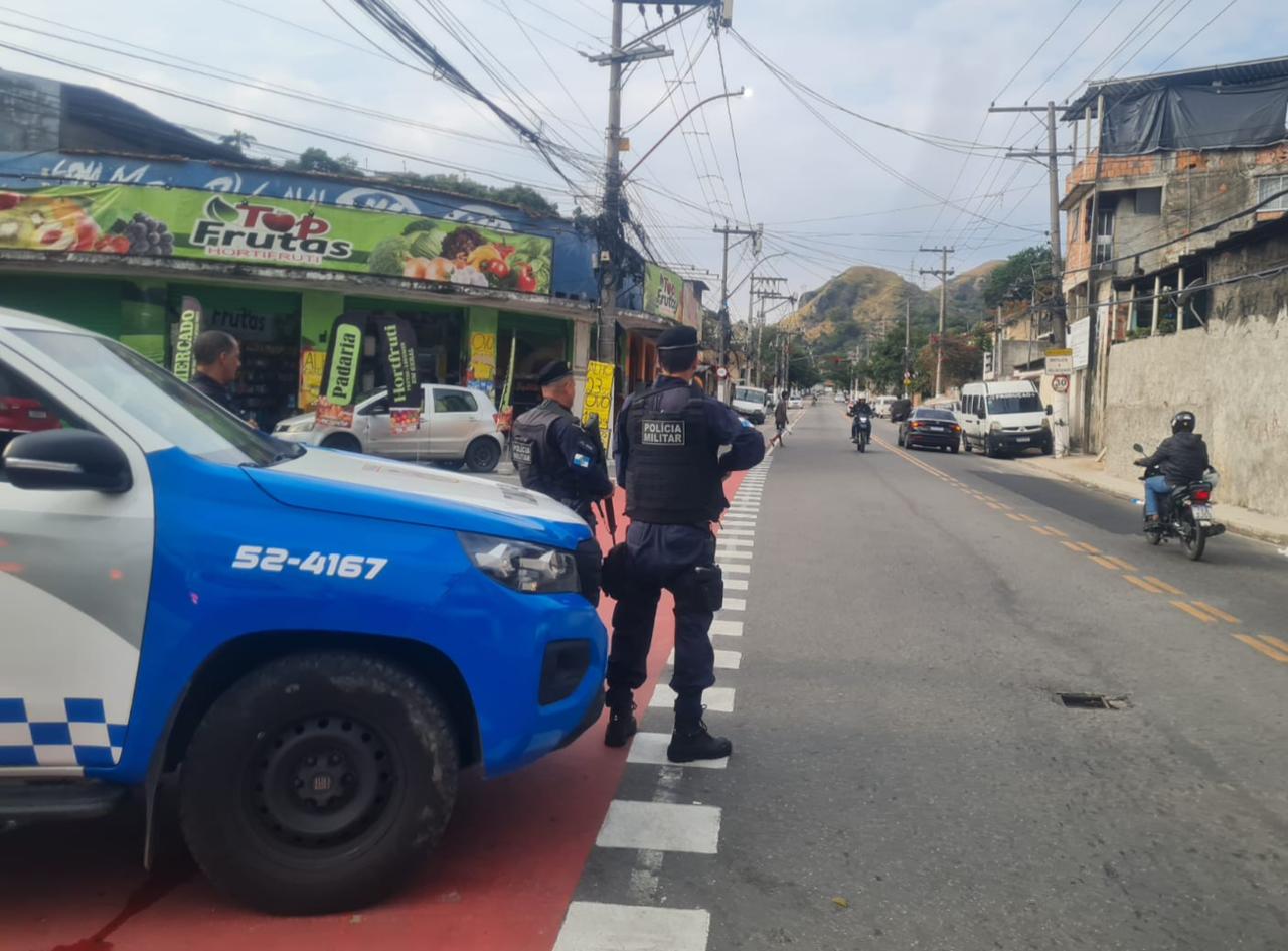 Três mulheres são presas após agredir policial militar durante operação na Nova Brasília, em Niterói