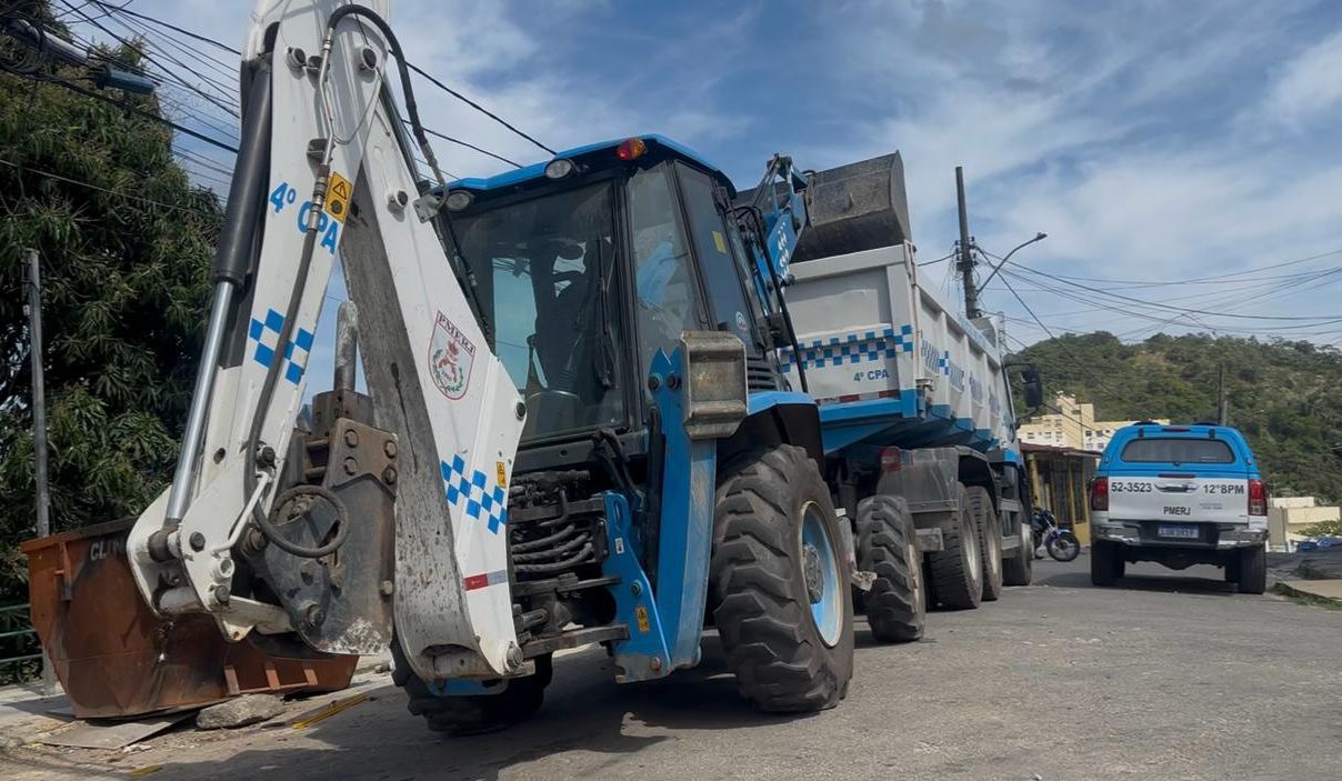 12º BPM retira 4 toneladas de barricadas no Serrão, em Niterói
