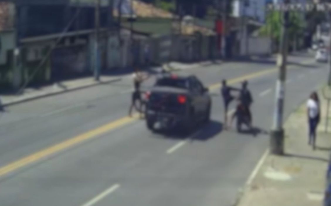 Casal é rendido por assaltantes armados em via movimentada de São Gonçalo