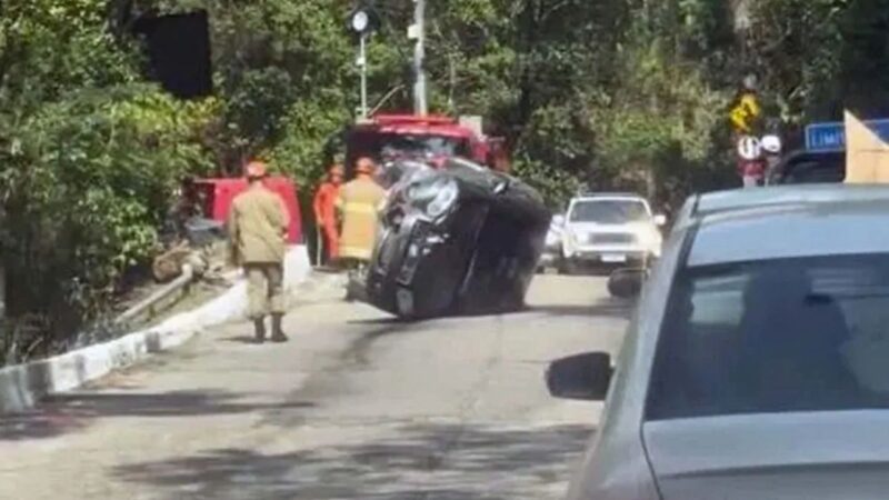 Idoso sofre acidente após carro capotar na Serra da Tiririca, em Itaipuaçu