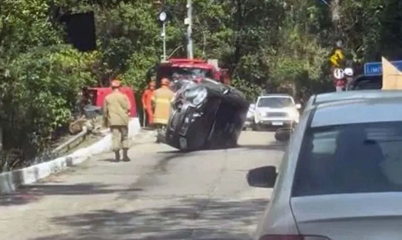 Idoso sofre acidente após carro capotar na Serra da Tiririca, em Itaipuaçu