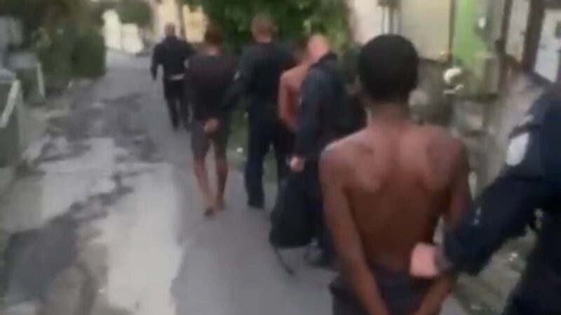 Ação do 7º BPM prende três suspeitos e apreende armas e drogas em São Gonçalo