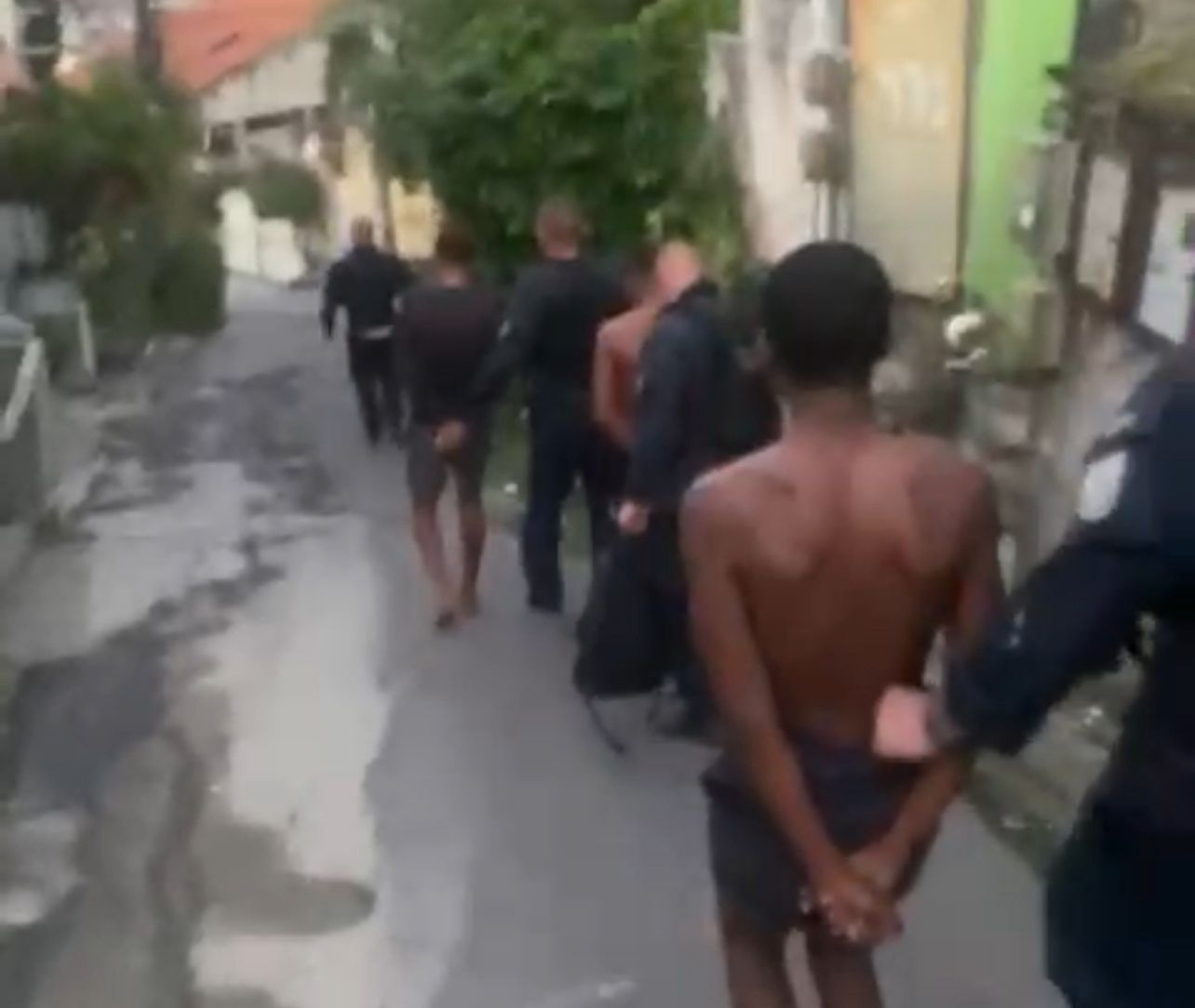 Ação do 7º BPM prende três suspeitos e apreende armas e drogas em São Gonçalo