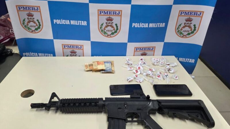 12ºBPM apreende réplica de fuzil e drogas em Maricá