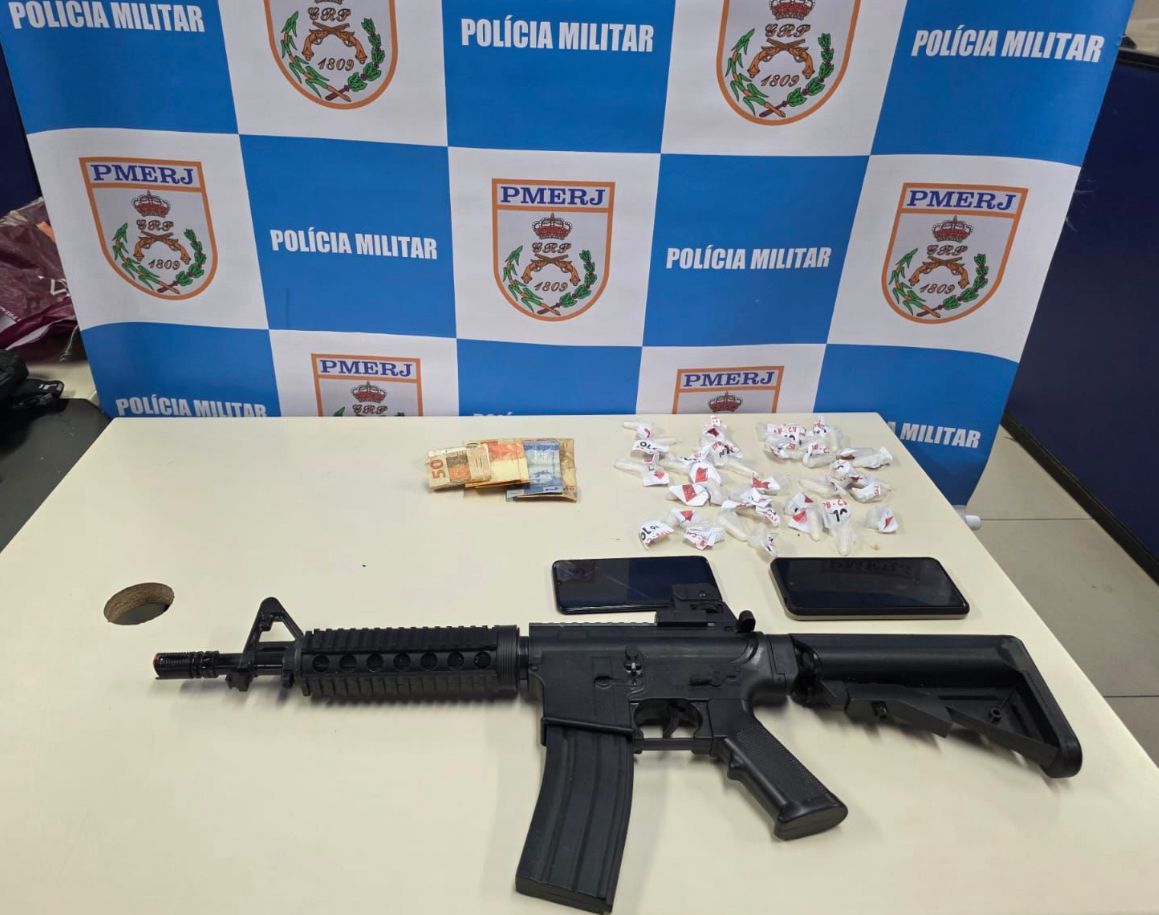 12ºBPM apreende réplica de fuzil e drogas em Maricá