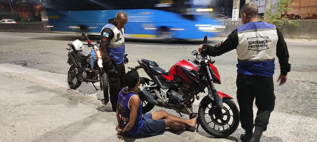 Moto furtada em Maricá é recuperada pelo Segurança Presente em Niterói; suspeito é preso