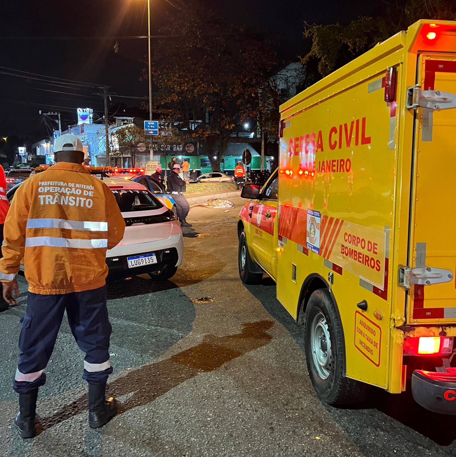 Covardia no trânsito: motorista foge após provocar acidente fatal na RJ-104 na altura do Caramujo; marido está em estado gravíssimo