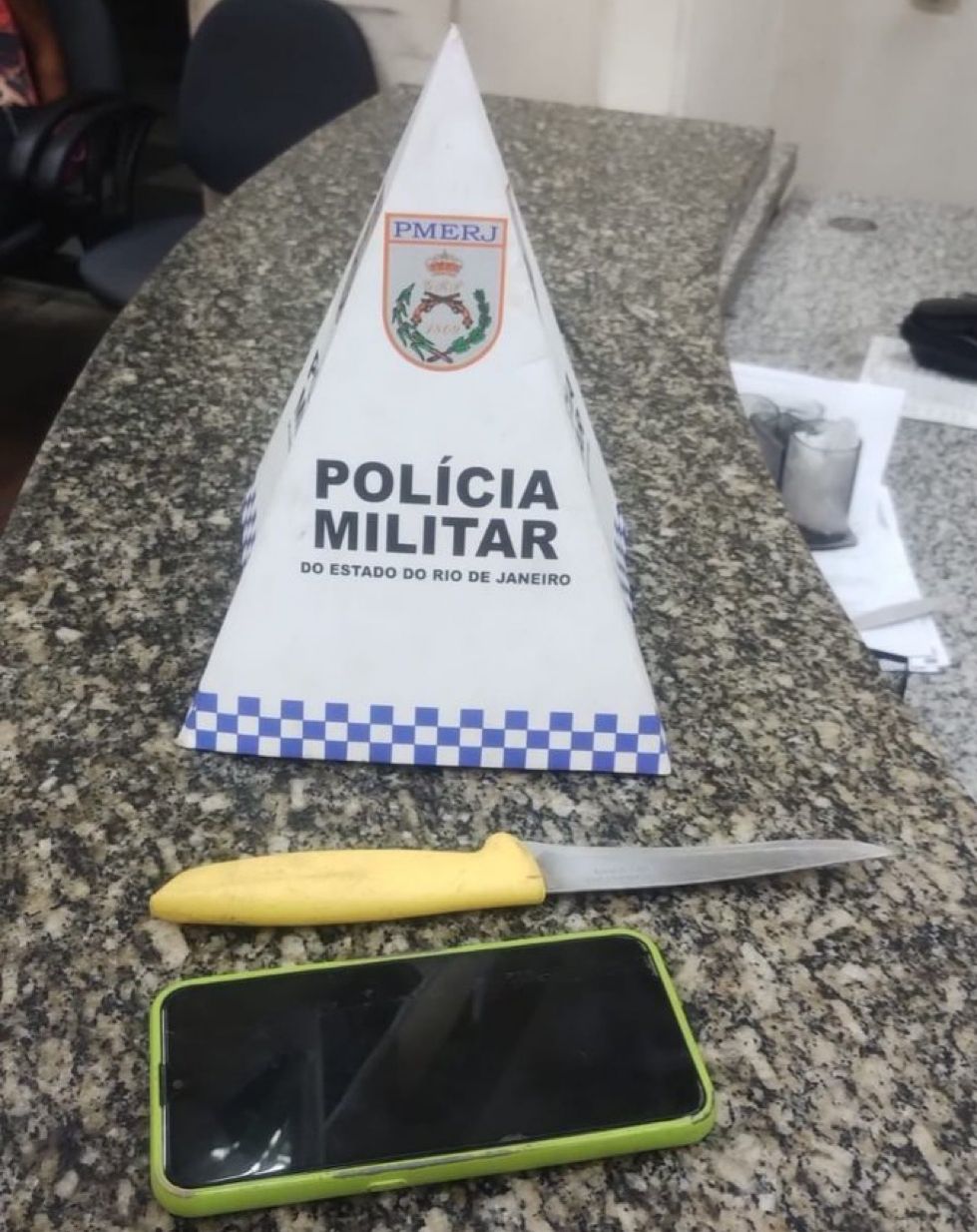 Polícias Militar do 12º BPM age rápido e prende casal que aterrorizava pedestres com faca na Praça do Rink, em Niterói
