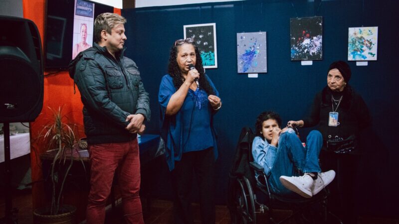 Itaboraí recebe a exposição “As Cores Que Vejo”, de Laryssa Martins, na Casa de Cultura Heloísa Alberto Torres