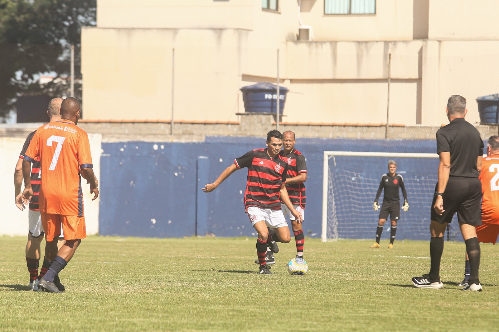 Itaboraí recebe ídolos do Flamengo em jogo solidário no Alzirão