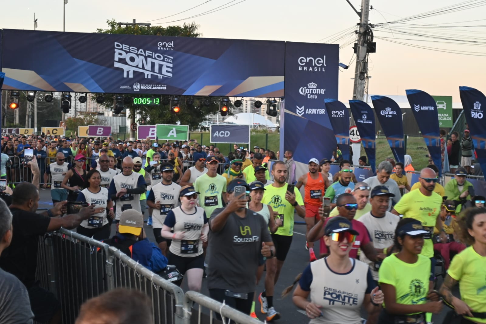 Desafio da Ponte atrai milhares de corredores num percurso de 21km entre Niterói e Rio
