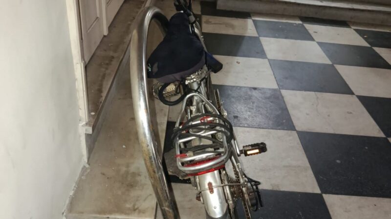 Homem furta bicicleta elétrica e leva até a estrutura de ferro da Prefeitura em Niterói