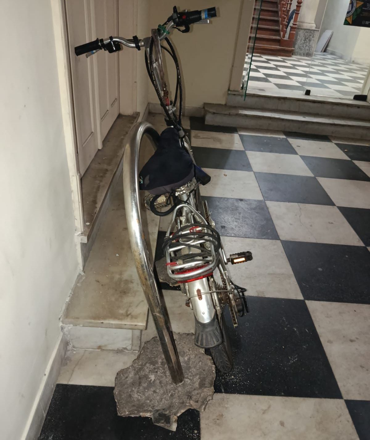 Homem furta bicicleta elétrica e leva até a estrutura de ferro da Prefeitura em Niterói