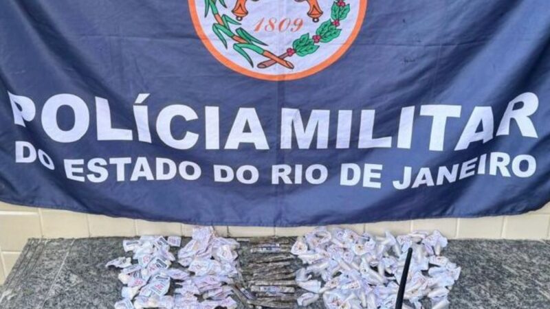Polícia Militar prende dois suspeitos por tráfico e apreende arma no Fonseca, em Niterói