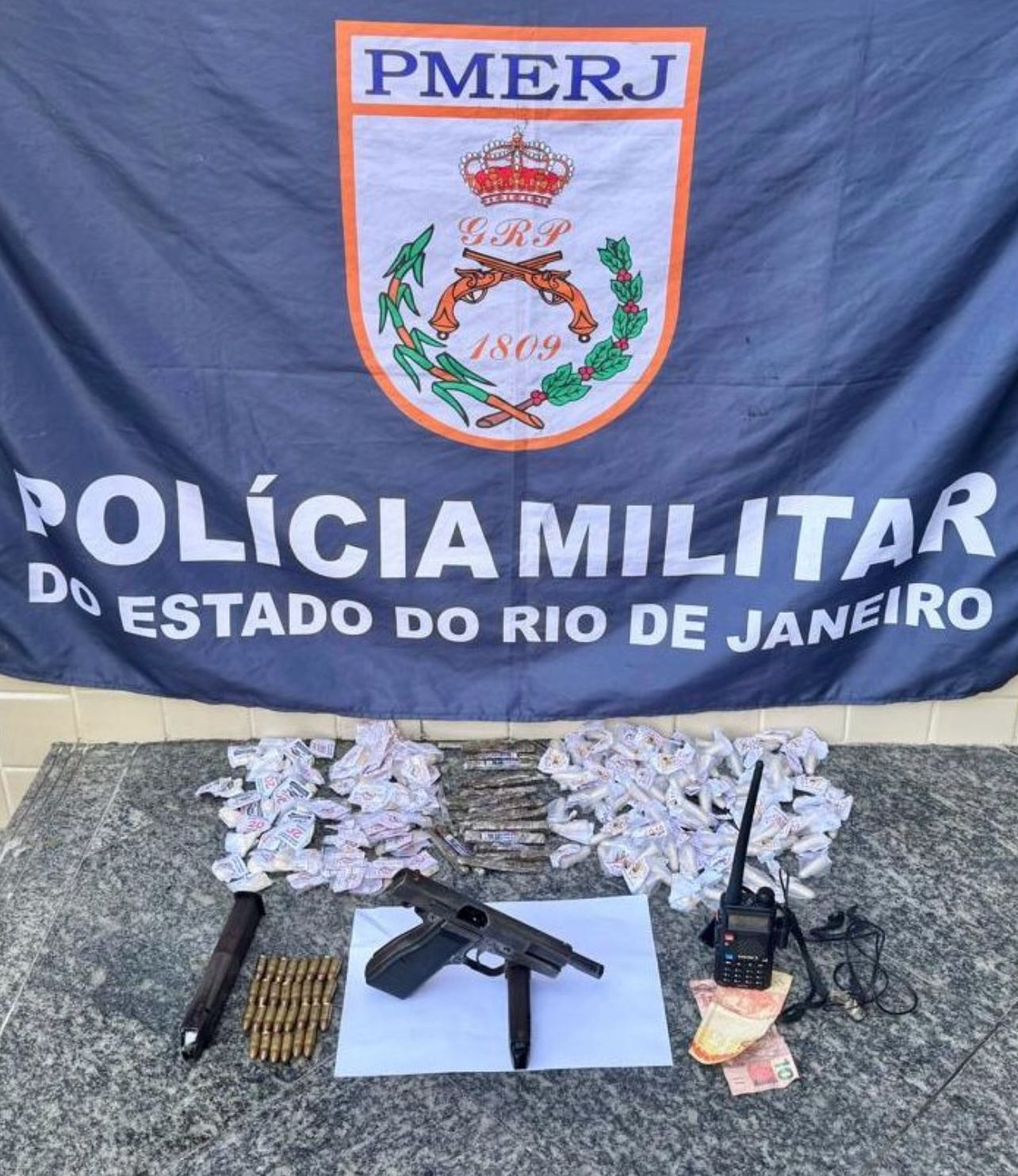 Polícia Militar prende dois suspeitos por tráfico e apreende arma no Fonseca, em Niterói