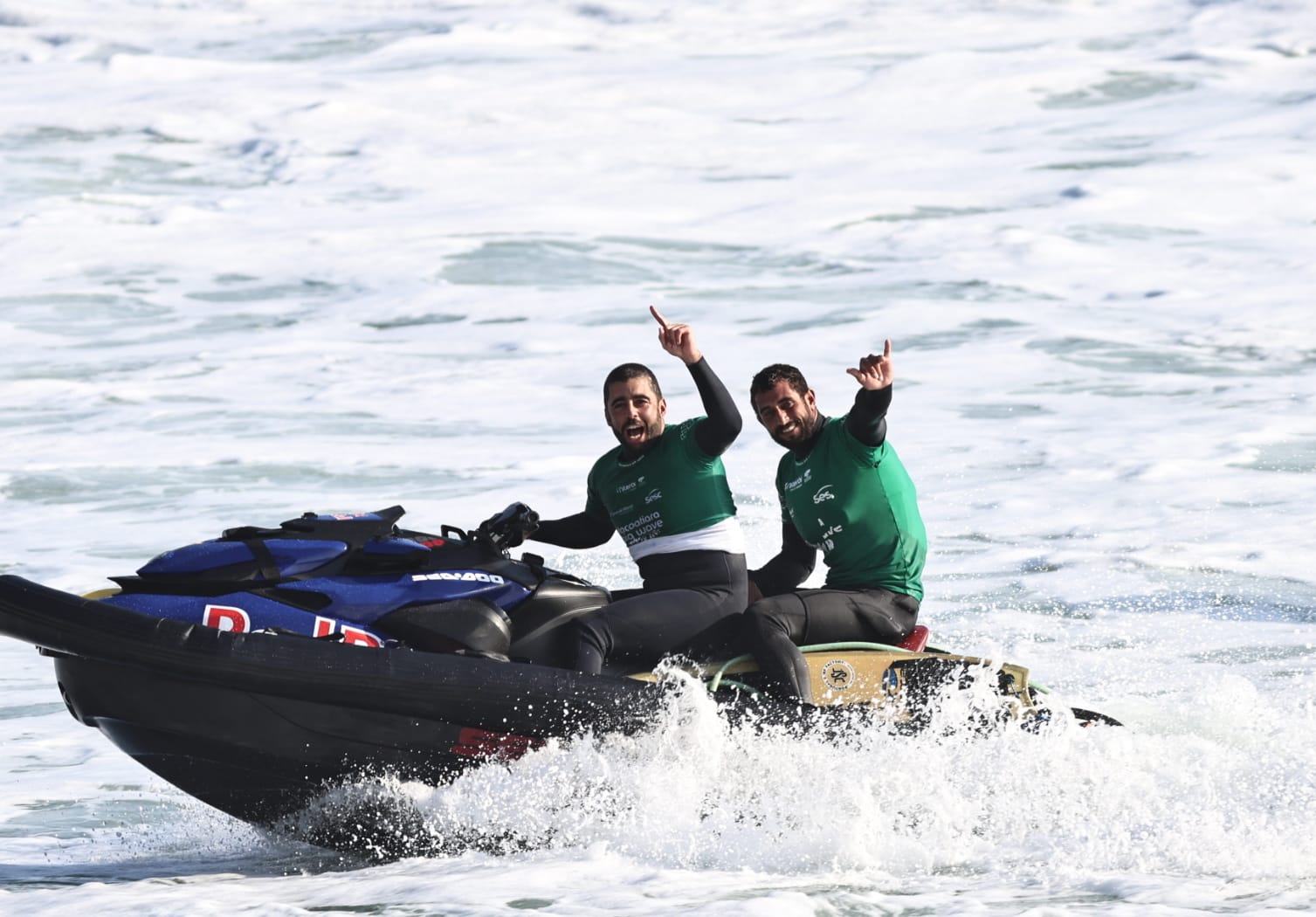 Lucas Chumbo e Pedro Scooby vencem o Itacoatiara Big Wave 2025