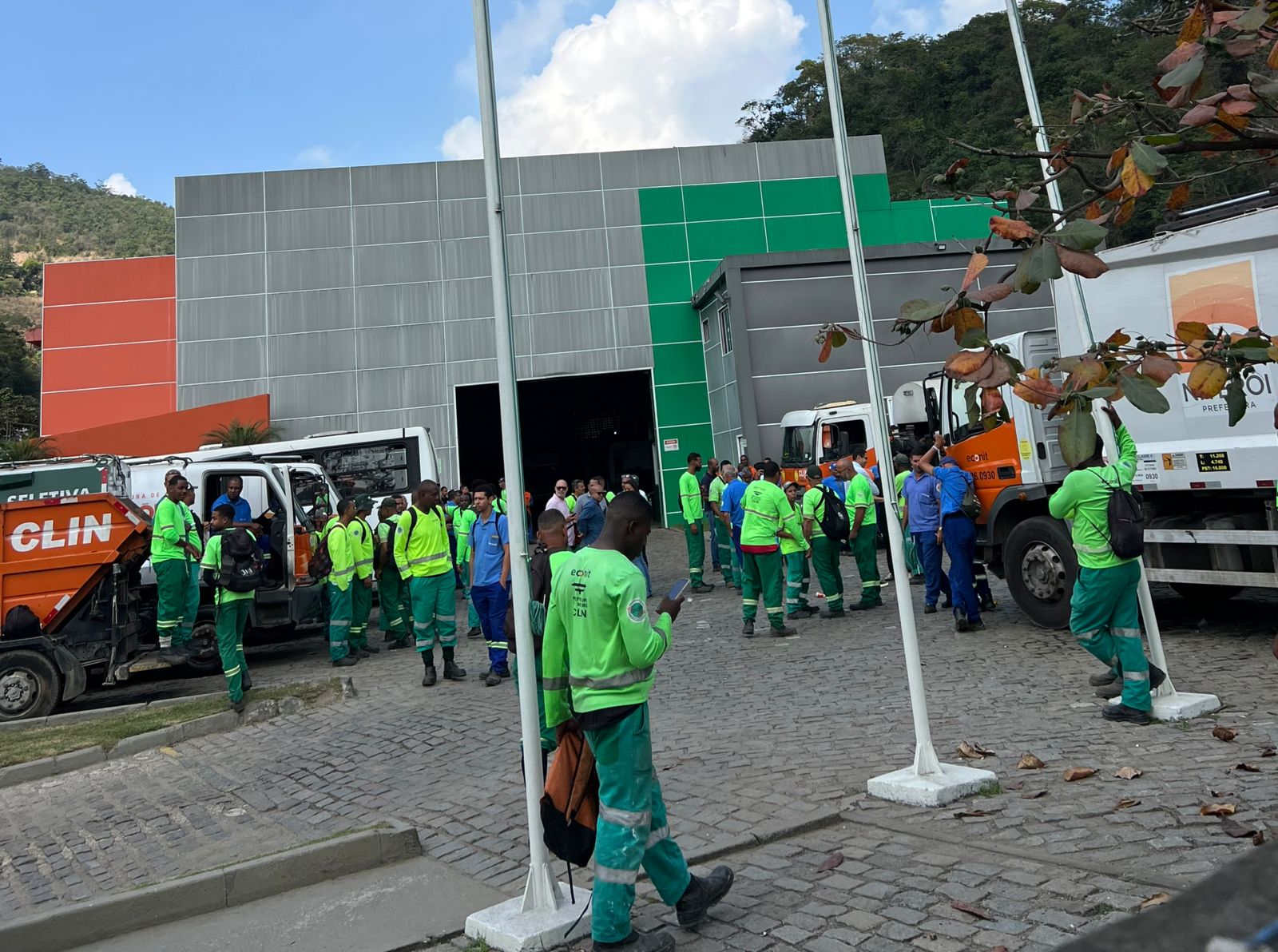 Funcionários da Econit paralisam atividades em protesto por direitos trabalhistas em Niterói