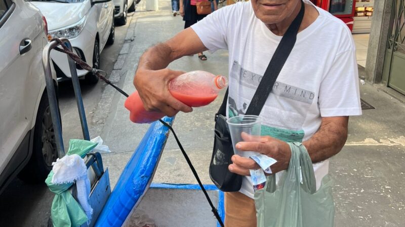 46 anos vendendo suco: a história de Paulo, que construiu família e casa com trabalho nas ruas de Niterói