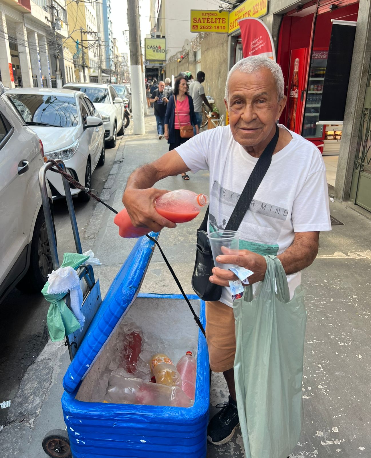46 anos vendendo suco: a história de Paulo, que construiu família e casa com trabalho nas ruas de Niterói