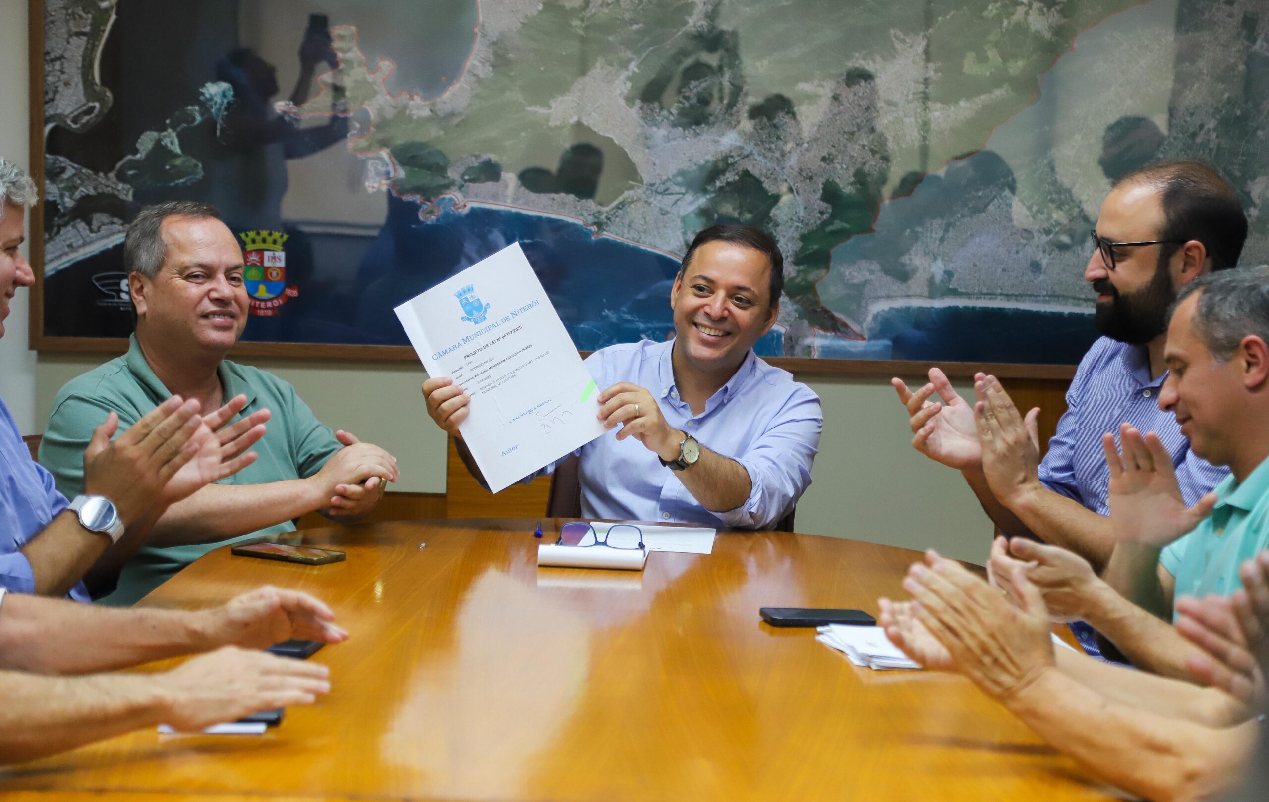 Prefeito Rodrigo Neves sanciona Lei do Taxista