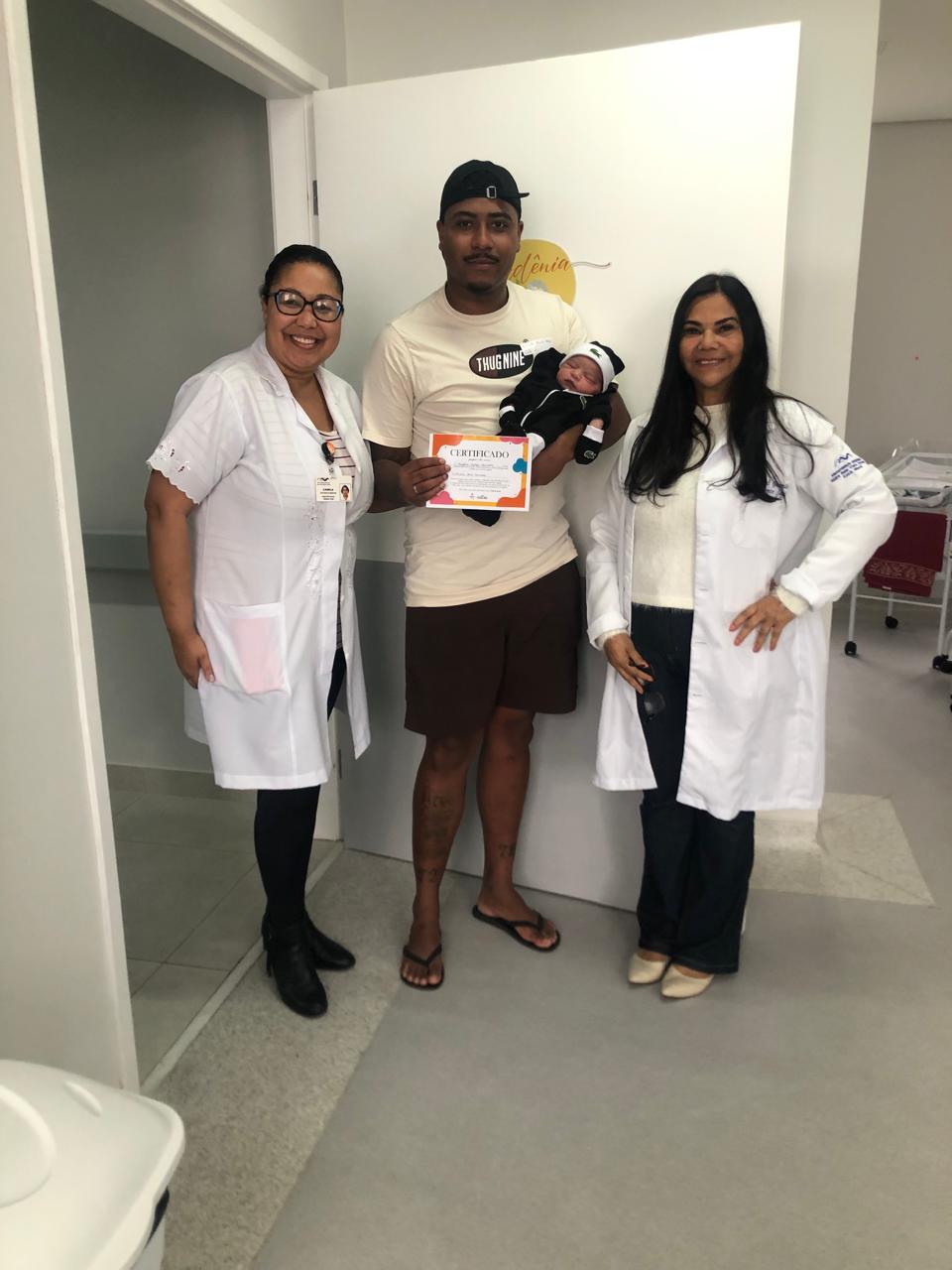 Prefeitura de Niterói promove ação para valorizar a paternidade na Maternidade Alzira Reis