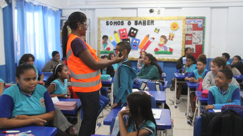 São Gonçalo ensina sobre educação no trânsito em escola no Jardim Alcântara