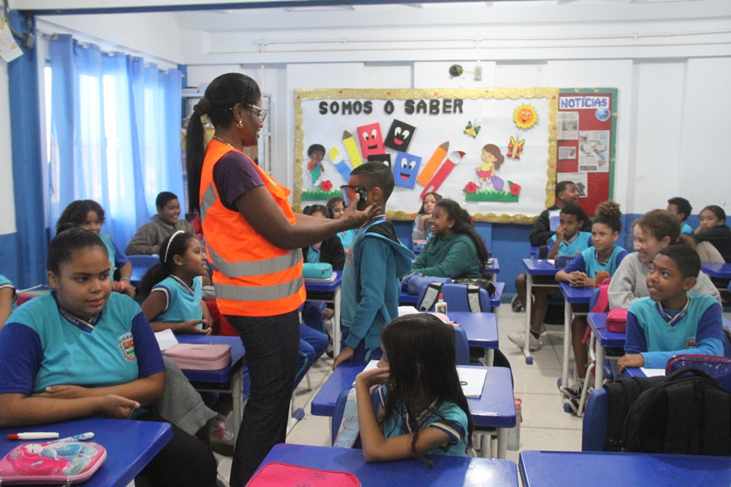 São Gonçalo ensina sobre educação no trânsito em escola no Jardim Alcântara