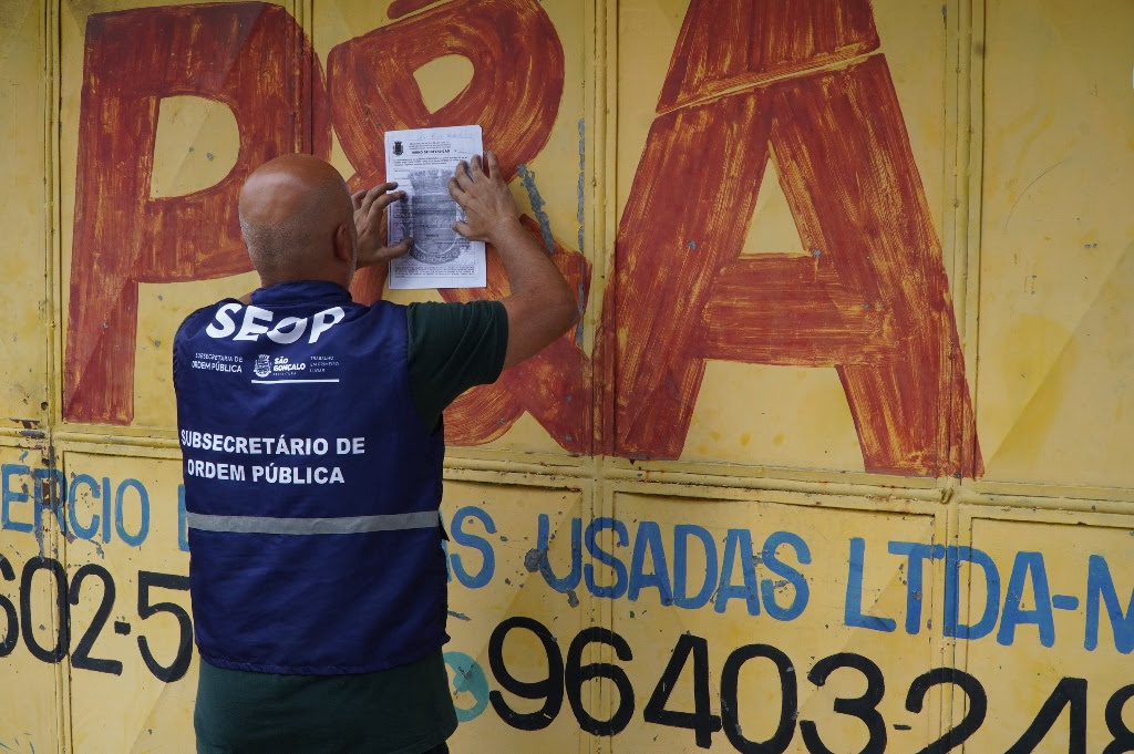 São Gonçalo interdita ferro-velho com peças de veículos roubados