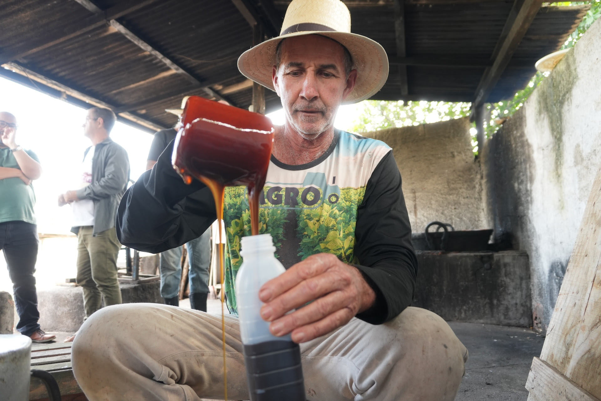 Produção artesanal de melado movimenta sítio em São Gonçalo 