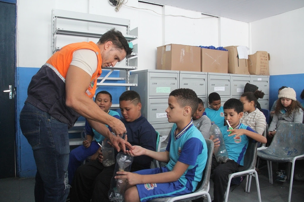 Alunos da rede municipal no Engenho Pequeno aprendem sobre meteorologia com a Defesa Civil