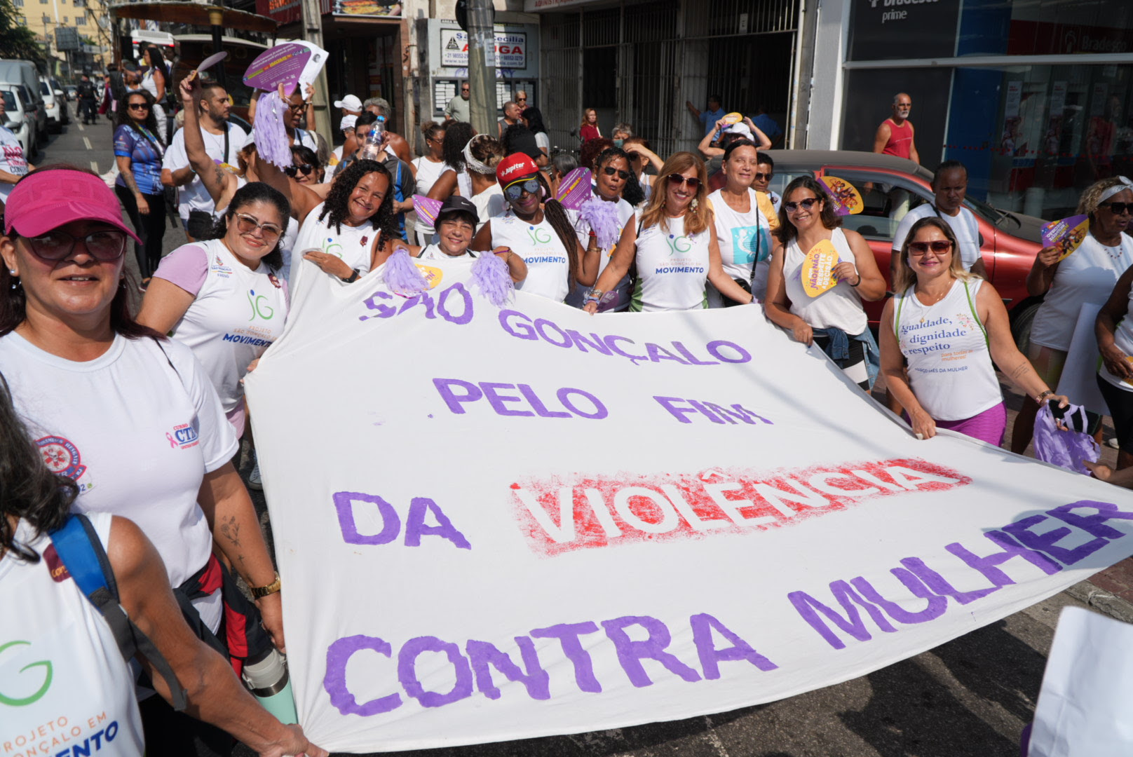 Milhares de gonçalenses se reúnem em caminhada pelo fim da violência contra a mulher