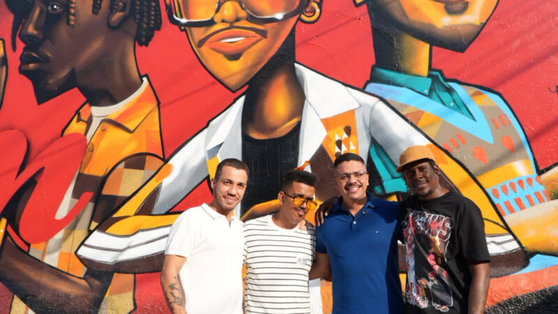 São Gonçalo entrega painel em homenagem a Os Garotin com show especial do trio