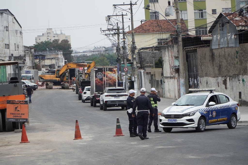 Trânsito é interditado em novo trecho da Rua Monteiro Lobato