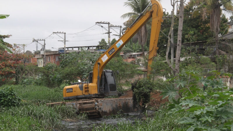 Escavadeira anfíbia começa a fazer limpeza de rio no Luiz Caçador 