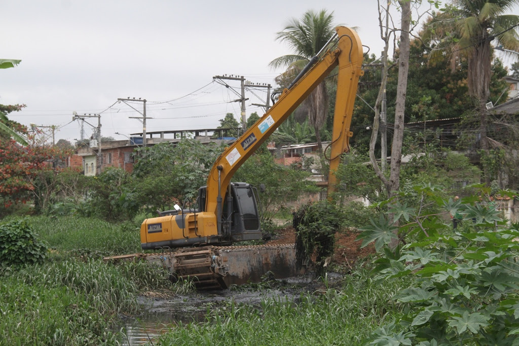 Escavadeira anfíbia começa a fazer limpeza de rio no Luiz Caçador 