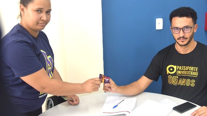 Estudantes fazem retirada de cartão para compra de livros na 10ª Festa Literária Internacional de Maricá