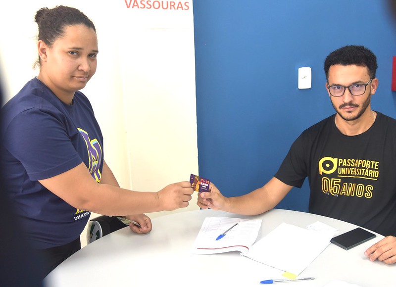 Estudantes fazem retirada de cartão para compra de livros na 10ª Festa Literária Internacional de Maricá