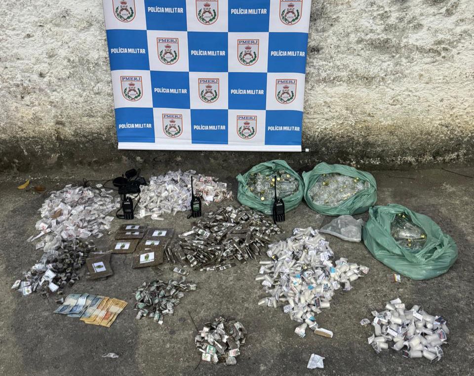 Ação do 7º BPM prende cinco suspeitos e apreende drogas em São Gonçalo
