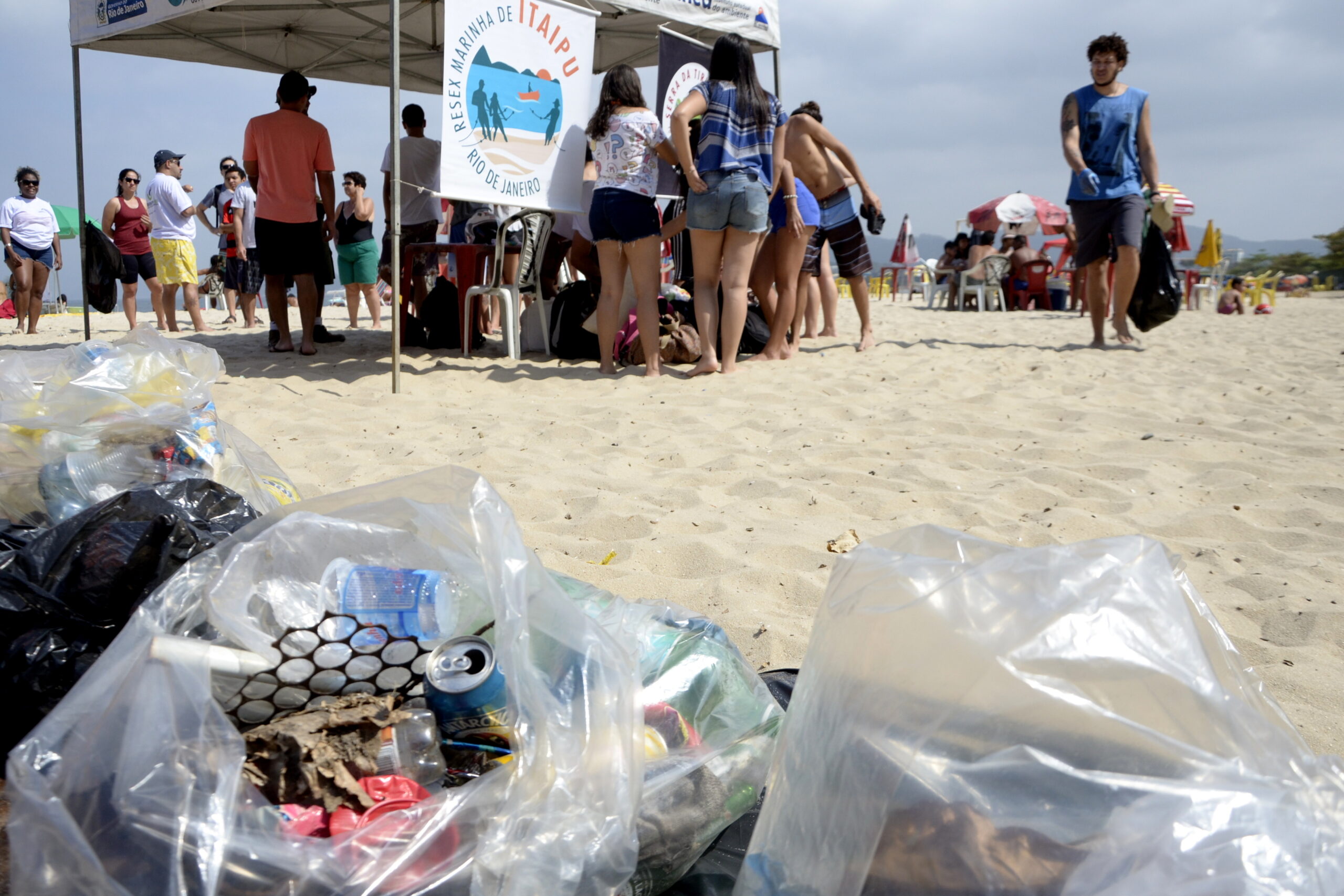 Prefeitura de Niterói participa do Dia Mundial da Limpeza com mutirões em praias e lagoas