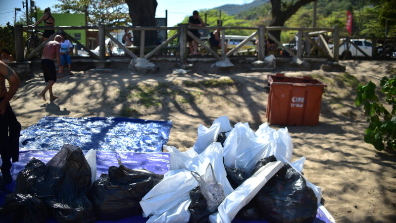 Prefeitura de Niterói participa com voluntários do Clean Up Day em diversas praias da cidade